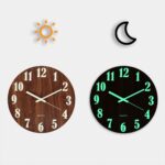 Horloge jour et nuit lumineuse avec affichage analogique, design en bois et noir, idéale pour décoration scientifique ou éducative, fonctionne à quartz.