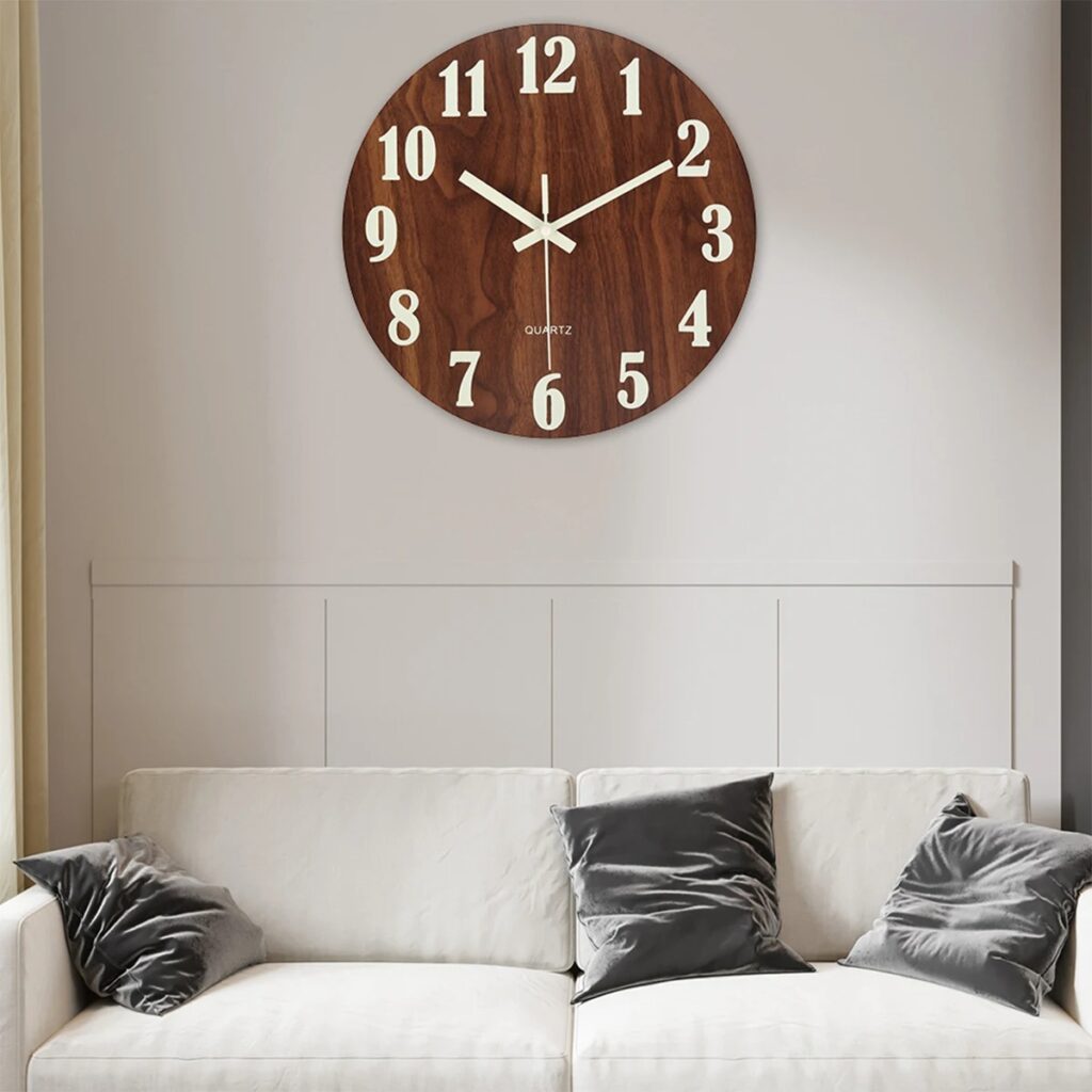 Horloge murale en bois avec chiffres blancs, design minimaliste pour décoration intérieure.