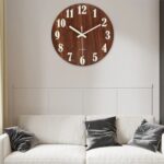 Horloge murale en bois avec chiffres blancs, design minimaliste pour décoration intérieure.
