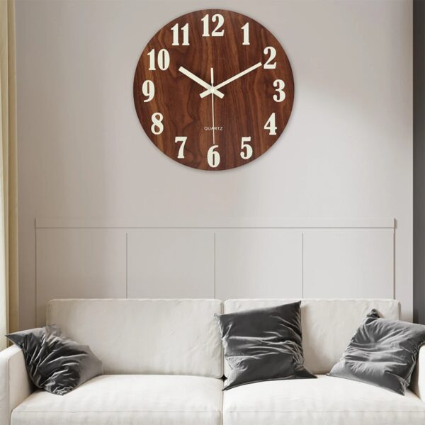 Horloge murale en bois avec chiffres blancs, design minimaliste pour décoration intérieure.