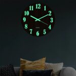 Horloge murale fluorescente avec chiffres lumineux, affichant l'heure en mode nuit, idéale pour la décoration intérieure moderne et scientifique.
