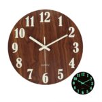 Horloge murale en bois avec chiffres blancs, design élégant pour décoration intérieure moderne. Parfaite pour ajouter une touche scientifique à votre espace.