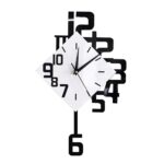 Horloge murale design avec chiffres en 3D et cadran décalé, idéale pour décoration de bureau ou salle de sciences, allie style contemporain et thème scientifique.