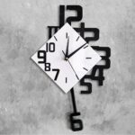 Horloge murale moderne avec chiffres géants et pendule minimaliste, idéale pour une décoration intérieure originale et contemporaine.