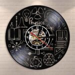 Horloge murale à thème scientifique avec symboles de physique, chimie et biologie, design moderne en noir et blanc, idéale pour décoration de bureau ou salle d'étude.