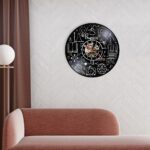 Horloge murale décorative à thème scientifique avec symboles de physique et d'expériences, idéale pour un espace de travail ou une salle d'étude.
