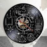 Horloge murale à thème physique avec symboles et illustrations scientifiques, idéale pour décoration de bureau ou salle d'étude.
