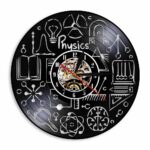 Panneau d'horloge décoratif avec illustrations de concepts de physique.