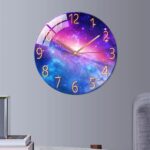 Horloge murale avec design inspiré de l'espace, représentant une galaxie colorée, idéale pour la décoration intérieure moderne et originale.