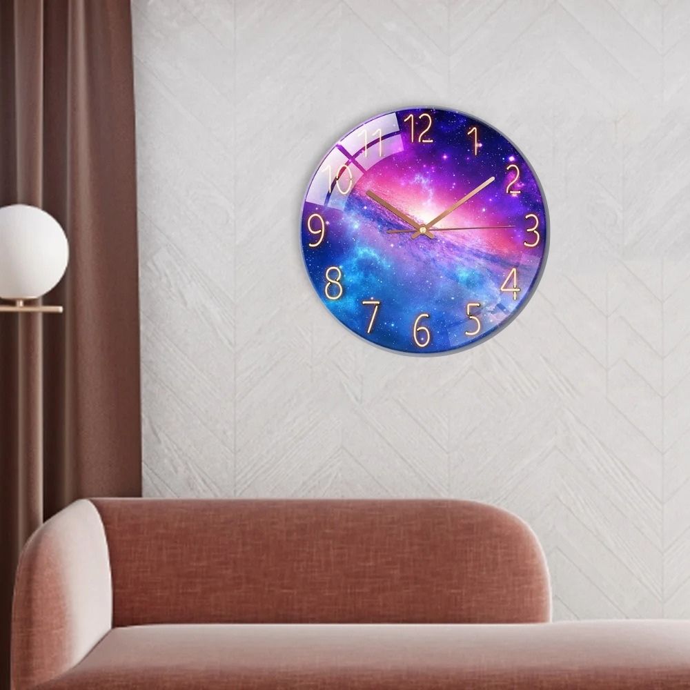 Horloge murale avec design galaxie colorée, idéale pour décorer un intérieur moderne ou un espace de travail avec une touche cosmique.
