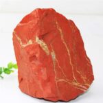 Pierre rouge naturelle avec veines dorées, parfait pour la décoration scientifique ou comme objet de collection.