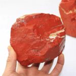 Pierre de jaspe rouge brute, décoration naturelle.