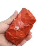Pierre de jaspe rouge brute, minéral naturel.