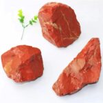 Pierre de jaspe rouge brute, idéale pour la décoration de laboratoire ou collection géologique.
