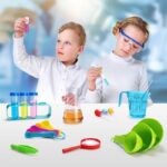 Deux enfants en laboratoire jouant avec des expériences scientifiques, utilisant des tubes à essai, un bécher et d'autres accessoires de laboratoire colorés.