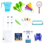 Ensemble d'outils scientifiques pour enfants comprenant un bécher, cuillères, pipettes, lunettes de protection, gants, et accessoires pour expériences scientifiques ludiques.