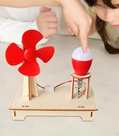 Jeu éducatif pour enfants avec un petit ventilateur rouge et une lampe de bureau, permettant d'apprendre la science et la technologie à travers une expérience pratique.