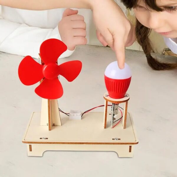 Jeu éducatif pour enfants avec un petit ventilateur rouge et une lampe de bureau, permettant d'apprendre la science et la technologie à travers une expérience pratique.