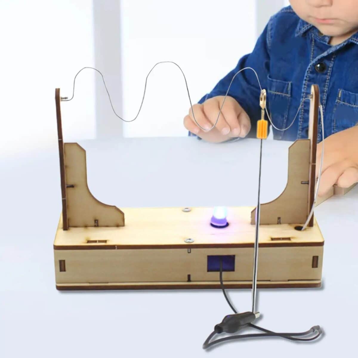 Kit éducatif scientifique pour enfants avec filaments, ampoule et support en bois, idéal pour expériences éducatives et découvertes scientifiques.