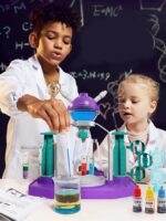 Jeune fille et garçon en laboratoire avec kit de chimie, manipulant des tubes à essai et un microscope, dans un environnement éducatif et ludique.