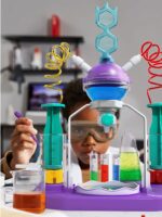 Jeune enfant portant des lunettes de protection effectuant une expérience scientifique avec un kit de laboratoire coloré et interactif.