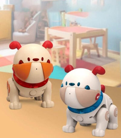 Deux chiens robots mignons avec antennes rouges et bleues, conçus pour la décoration ou comme jouets éducatifs, dans un environnement coloré et ludique.