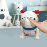 Robot éducatif interactif pour enfants avec capteur tactile, design adorable et fonctionnalités amusantes pour stimuler l'apprentissage.