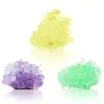 Cristaux de sel colorés en jaune, violet et vert, parfaits pour la décoration et les expériences scientifiques. Ajoutez une touche colorée à votre espace avec ces cristaux brillants et attrayants.