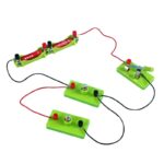 Puce de circuit électrique éducative avec fils, résistances et interrupteurs pour expériences scientifiques et projets éducatifs.