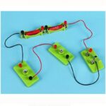 Puce éducative avec circuits électriques, composants colorés et connectés pour expériences scientifiques. Parfait pour l'apprentissage de l'électricité et de la physique.