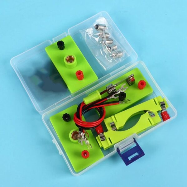 Kit de pince électrique avec câbles, vis, et accessoires pour expériences scientifiques, présenté dans une boîte de rangement transparente avec compartiments verts.