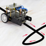 Robot éducatif programmable avec capteurs et roues pour l'apprentissage de la robotique et de la programmation.