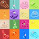 Gelée de slime colorée avec petits accessoires mignons, présentée dans une grille colorée.