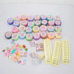 Pâte à modeler slime avec plusieurs pots colorés, accessoires, perles, et étiquettes pour création de slime. Parfait pour activités créatives et jeux pour enfants.