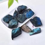 Pierres d'obsidienne bleue naturelle, pierres volcaniques aux reflets irisés, parfaites pour la décoration ou la lithothérapie.
