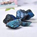 Labradorite brute avec un éclat bleu iridescent, idéale pour la décoration ou la collection scientifique.