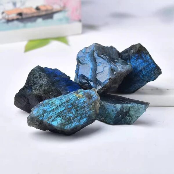 Labradorite brute avec un éclat bleu iridescent, idéale pour la décoration ou la collection scientifique.