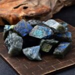 Pierres d'apatite naturelles, parfaites pour la collection ou la décoration intérieure, avec des couleurs vibrantes et une texture unique.