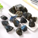 Pierres de labradorite brutes avec reflets irisés, parfaites pour la collection ou la décoration intérieure. Chaque pierre possède des couleurs uniques et un éclat mystérieux.