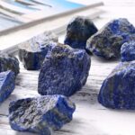 Pierres de lapis lazuli brutes avec une couleur bleue profonde et des inclusions dorées, parfaites pour la décoration ou la collection.