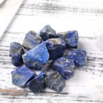 Pierre de lapis-lazuli brute, collection de minéraux naturels.