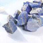 Pierre de lapis lazuli brute, collection de minéraux précieux, avec une couleur bleue profonde et des inclusions dorées.