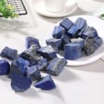Pierres de lapis lazuli brutes, parfaites pour la décoration et la collection, avec une couleur bleue profonde et des inclusions dorées caractéristiques.
