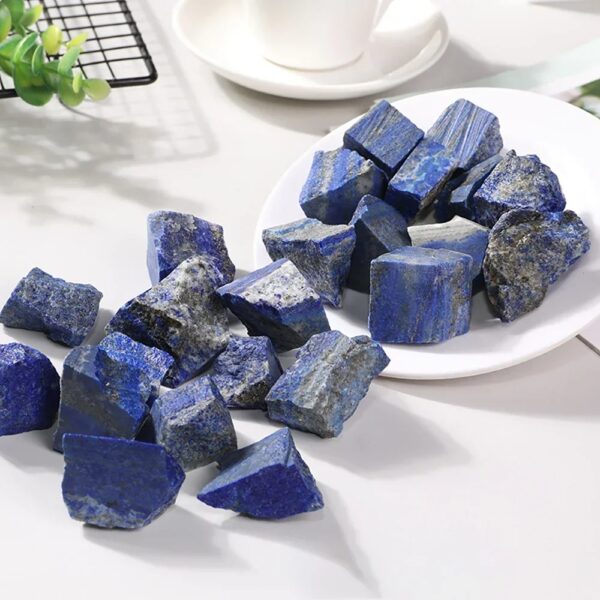 Pierres de lapis lazuli brutes, parfaites pour la décoration et la collection, avec une couleur bleue profonde et des inclusions dorées caractéristiques.