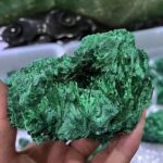 Pierre de malachite verte, pierre minérale aux motifs uniques, idéale pour la décoration ou la collection.