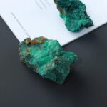 Pierre minérale verte brute, idéale pour la décoration scientifique ou collection.
