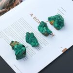 Pierre de malachite brute pour décoration ou collection scientifique, présentant une couleur vert vif et une texture unique.