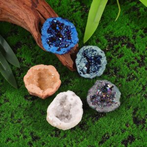 Geodes colorés en résine avec cristaux scintillants.