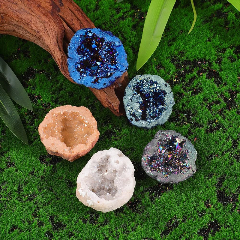 Geodes colorés en résine avec cristaux scintillants.