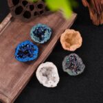 Pierre de géode colorée avec cristaux brillants, idéale pour la décoration scientifique ou comme objet de collection.
